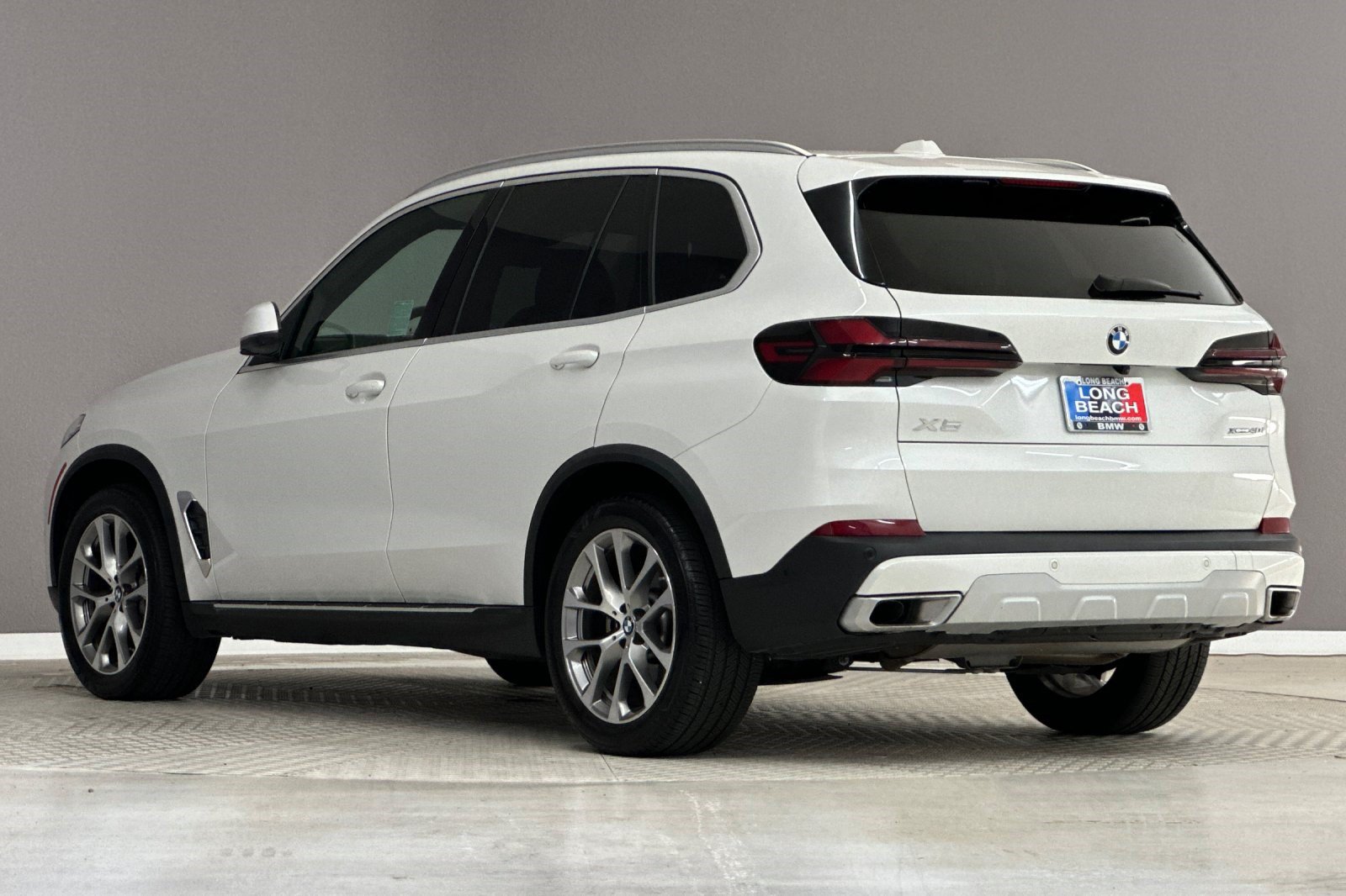Used 2025 BMW X5 xDrive40i w/ Parking Assistance Package AWD/4WD image 3