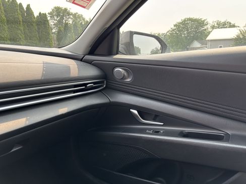 Used 2025 Hyundai Elantra SEL FWD image 23