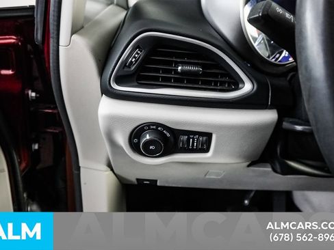 Used 2023 Chrysler Pacifica Touring-L FWD image 23