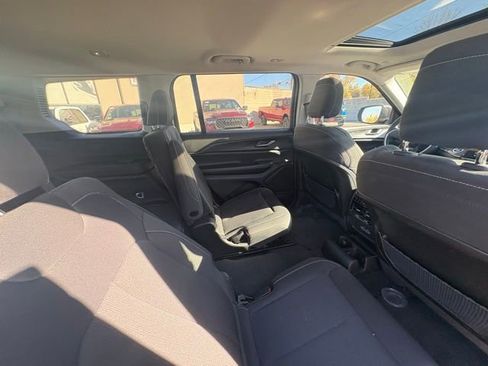 Used 2024 Jeep Grand Cherokee L Laredo image 16