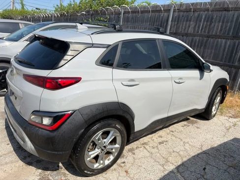Used 2022 Hyundai Kona SEL FWD image 2