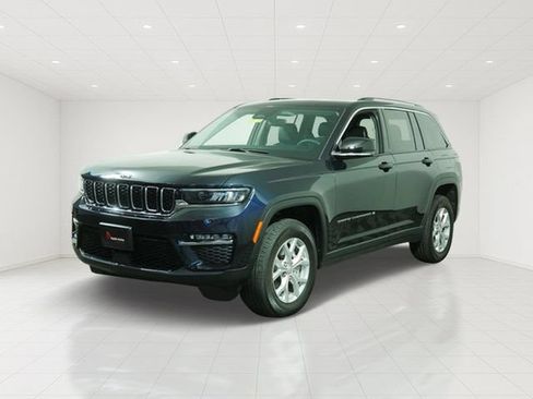 Certified 2023 Jeep Grand Cherokee Limited w/ Trailer Tow Prep Group (B) AWD/4WD image 3