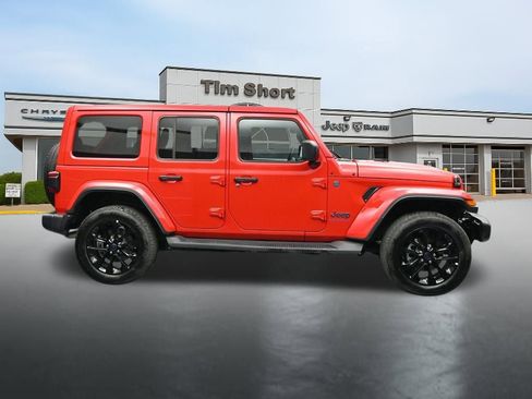 Used 2025 Jeep Wrangler Unlimited Sahara AWD/4WD image 6