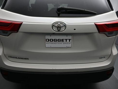 Used 2019 Toyota Highlander XLE image 14