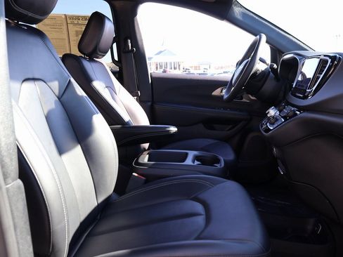 Used 2025 Chrysler Pacifica Select image 9
