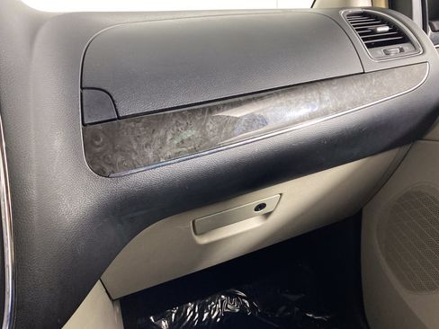 Used 2015 Chrysler Town & Country Touring w/ Driver Convenience Group FWD image 28