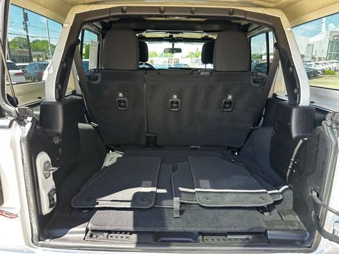 Used 2019 Jeep Wrangler Unlimited Sahara AWD/4WD image 8