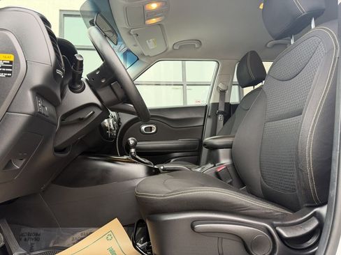 Used 2016 Kia Soul + image 12