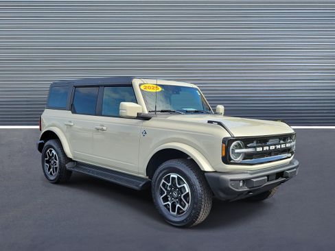 Used 2025 Ford Bronco Outer Banks AWD/4WD image 2