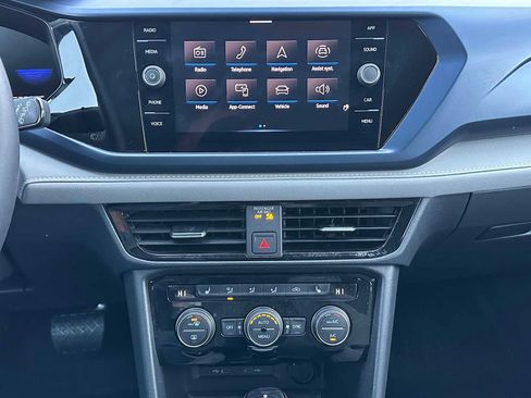 Used 2024 Volkswagen Taos SE image 25