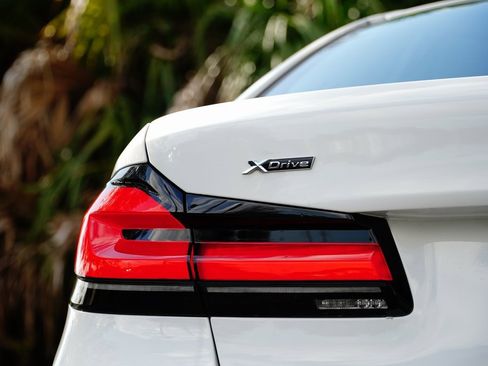 Used 2022 BMW 530i xDrive w/ M Sport Package image 7