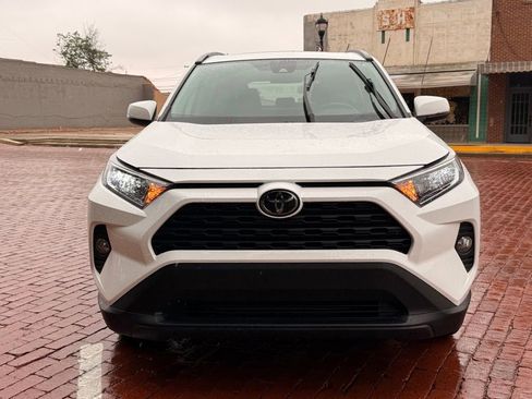 Used 2019 Toyota RAV4 XLE w/ Convenience Package FWD image 2