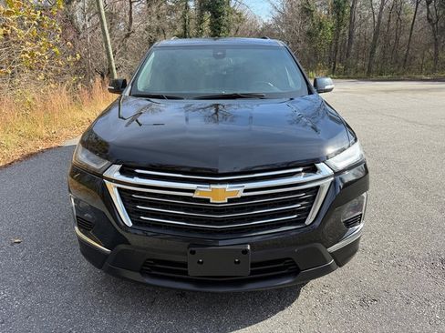 Used 2023 Chevrolet Traverse LT image 3