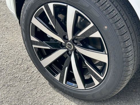 New 2026 Volvo XC90 B5 Core image 9