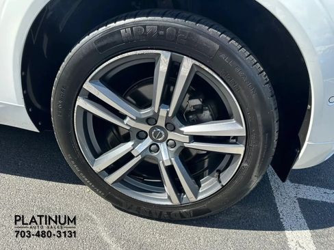 Used 2019 Volvo XC60 T5 Momentum w/ Multimedia Package AWD/4WD image 20