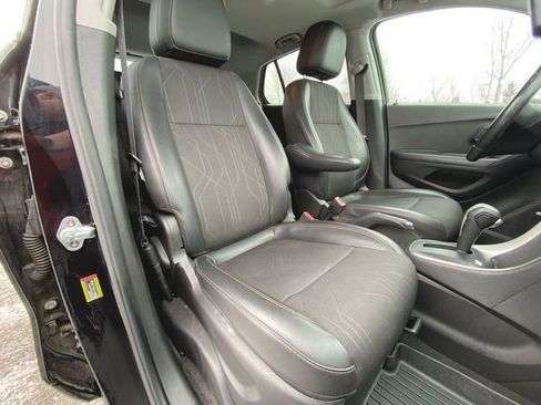 Used 2020 Chevrolet Trax LT w/ Sun & Sound Package image 27