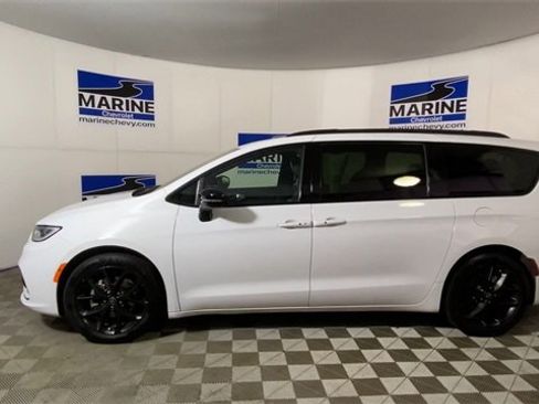 Used 2025 Chrysler Pacifica Limited image 7