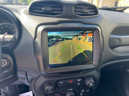 Used 2023 Jeep Renegade Latitude w/ Premium Group AWD/4WD image 16