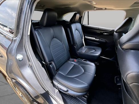 Used 2021 Toyota Highlander XLE AWD/4WD image 20