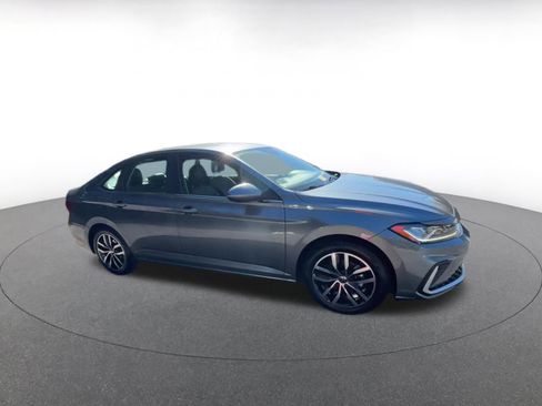 Used 2025 Volkswagen Jetta SE image 2