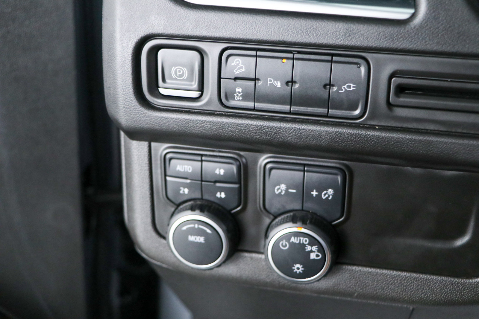 Used 2021 Chevrolet Suburban Z71 w/ Rear Media and Nav Package AWD/4WD image 24