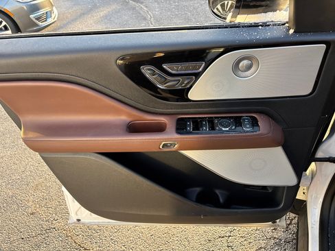 Certified 2025 Lincoln Aviator Reserve w/ Equipment Group 201A image 11