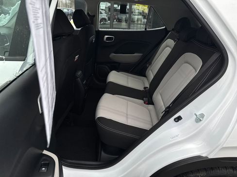 Used 2025 Hyundai Venue SEL image 30