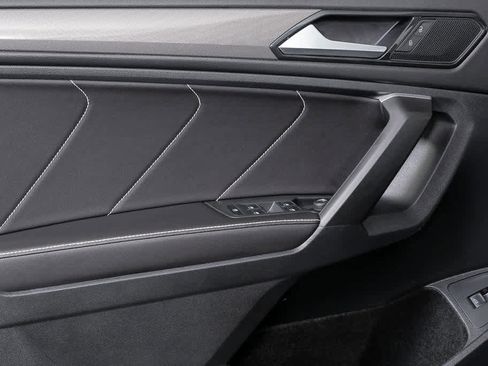 Used 2024 Volkswagen Tiguan SE w/ Panoramic Sunroof Package image 11