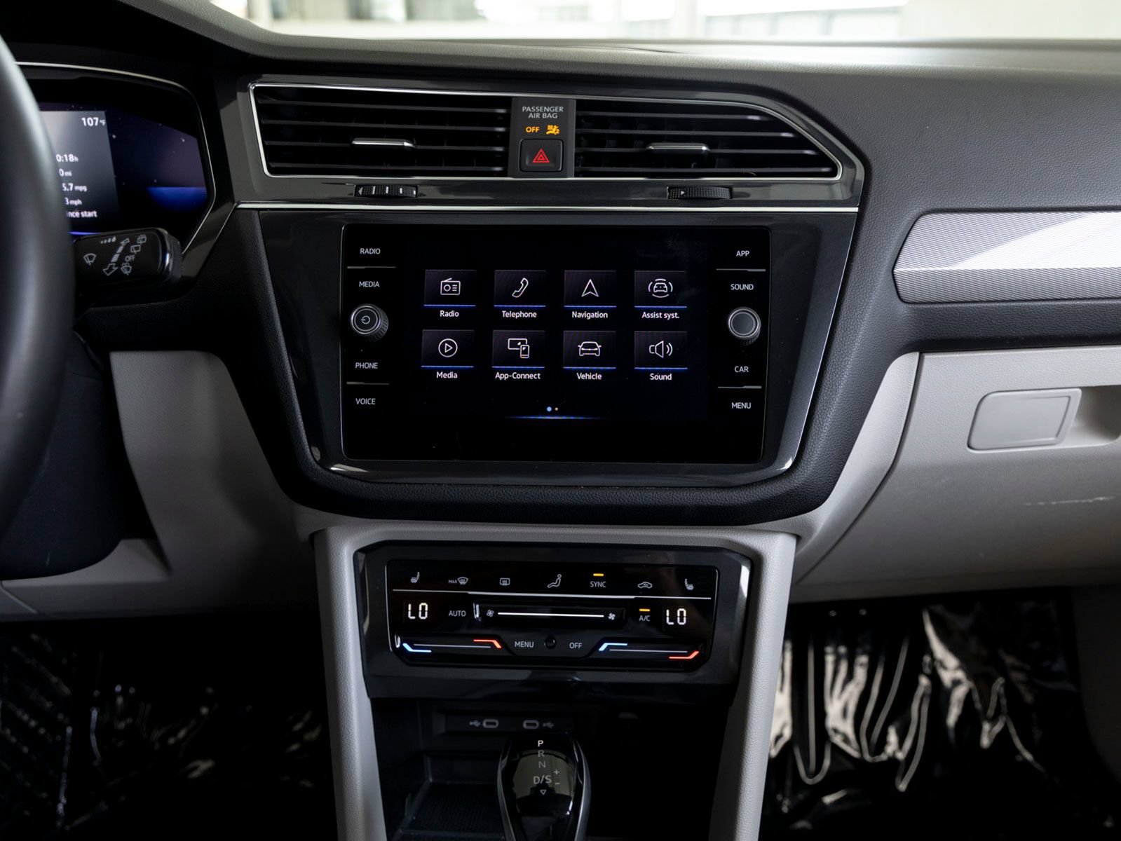 Used 2023 Volkswagen Tiguan SE w/ Panoramic Sunroof Package FWD image 15