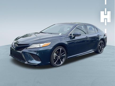 Used 2020 Toyota Camry XSE FWD image 3