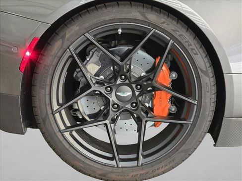 Used 2025 Aston Martin Vanquish RWD image 10