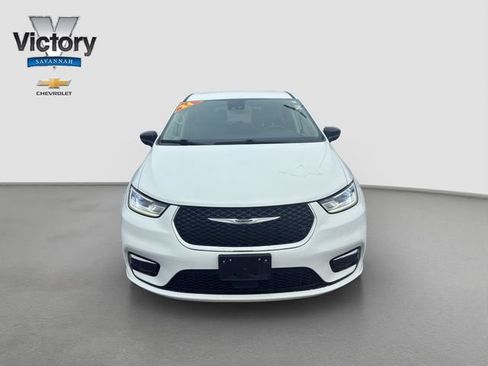 Used 2024 Chrysler Pacifica Touring-L FWD image 2