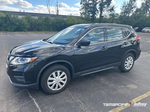 Used 2017 Nissan Rogue S image 2