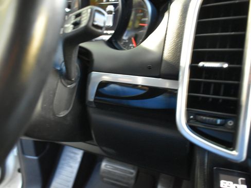 Used 2018 Porsche Cayenne Platinum Edition image 46