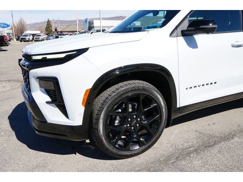 New 2026 Chevrolet Traverse RS w/ LPO, Floor Liner Package AWD/4WD image 5