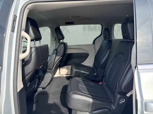 Used 2024 Chrysler Pacifica Touring-L FWD image 13