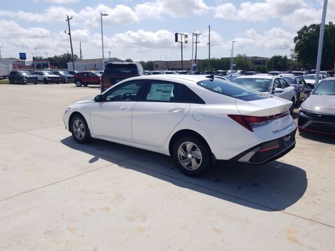 New 2026 Hyundai Elantra SE FWD image 5