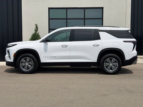 Used 2025 Chevrolet Traverse LT AWD/4WD image 2