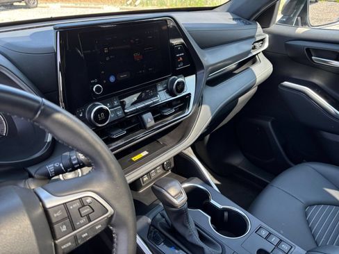 Used 2025 Toyota Highlander XSE AWD/4WD image 17