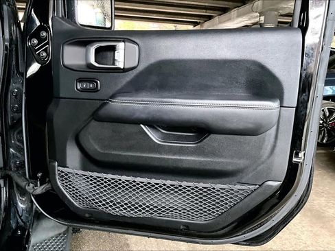 Used 2018 Jeep Wrangler Unlimited Sahara image 22