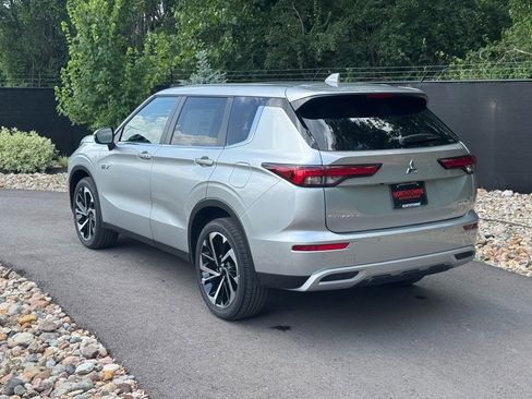 New 2025 Mitsubishi Outlander SE image 3