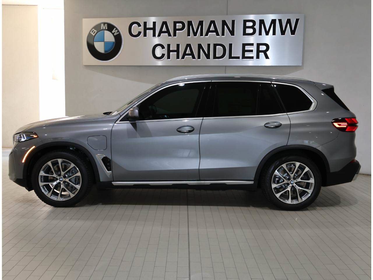 Used 2026 BMW X5 xDrive50e w/ Premium Package AWD/4WD image 3