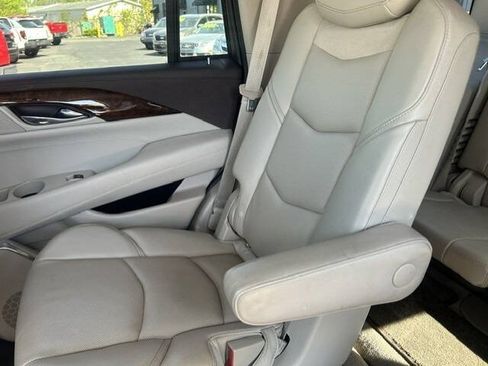 Used 2015 Cadillac Escalade Luxury AWD/4WD image 18