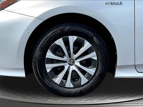 Used 2020 Toyota Prius XLE AWD/4WD image 34