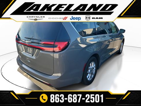 Used 2021 Chrysler Pacifica Touring-L w/ Uconnect Theater Family Group FWD image 4
