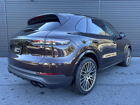 Certified 2022 Porsche Cayenne Platinum Edition image 9