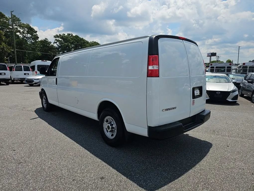 Used 2017 Chevrolet Express 3500 Extended RWD image 2