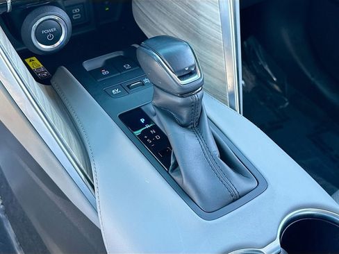 Used 2023 Toyota Venza Limited image 16