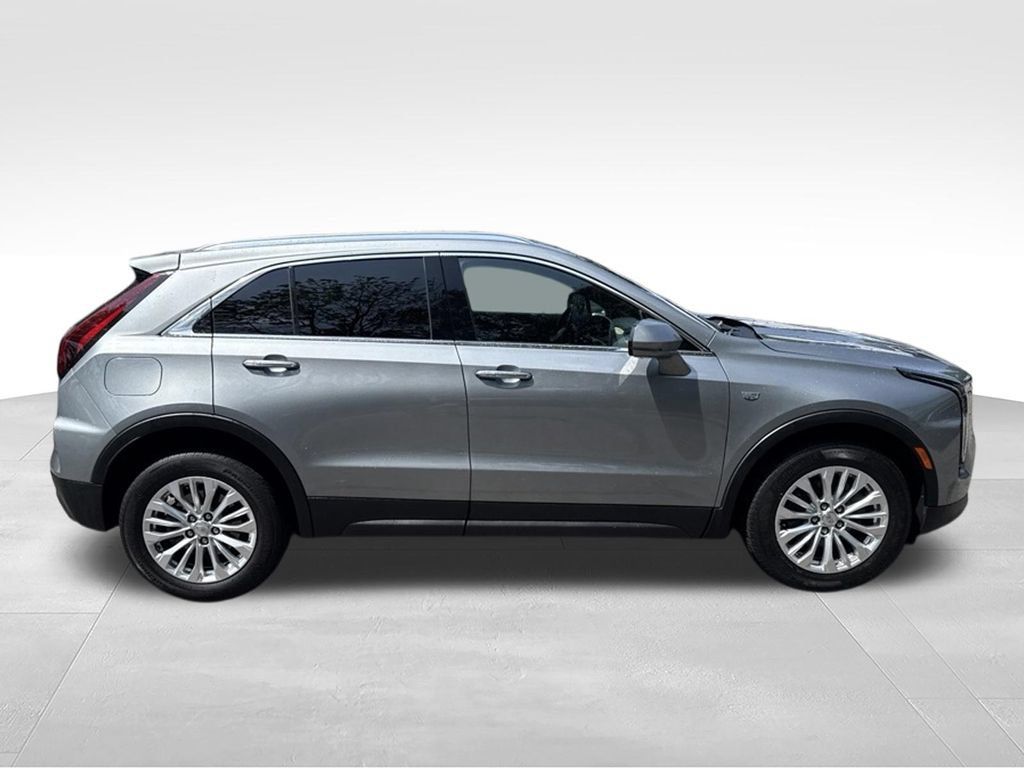Used 2024 Cadillac XT4 Luxury w/ Cold Weather Package FWD image 8