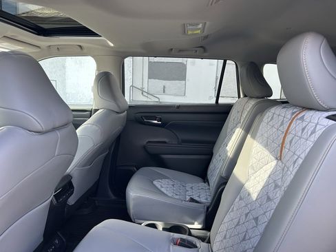 Certified 2023 Toyota Highlander Bronze Edition image 12